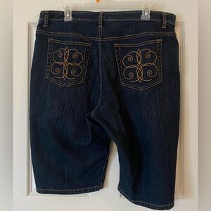 Venezia Shorts Size 16